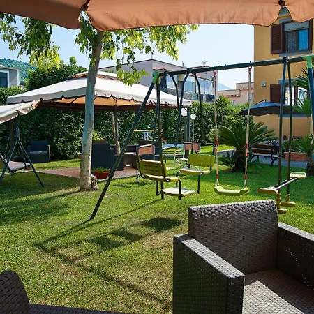 Con Piscina In Uso Esclusivo In