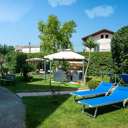 Con Piscina In Uso Esclusivo In *