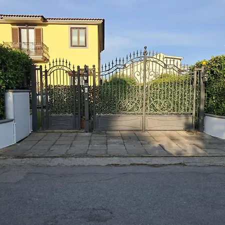 Con Piscina In Uso Esclusivo In